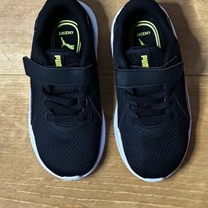 Puma Kids Twitch Runner Shoes size 9 black & white